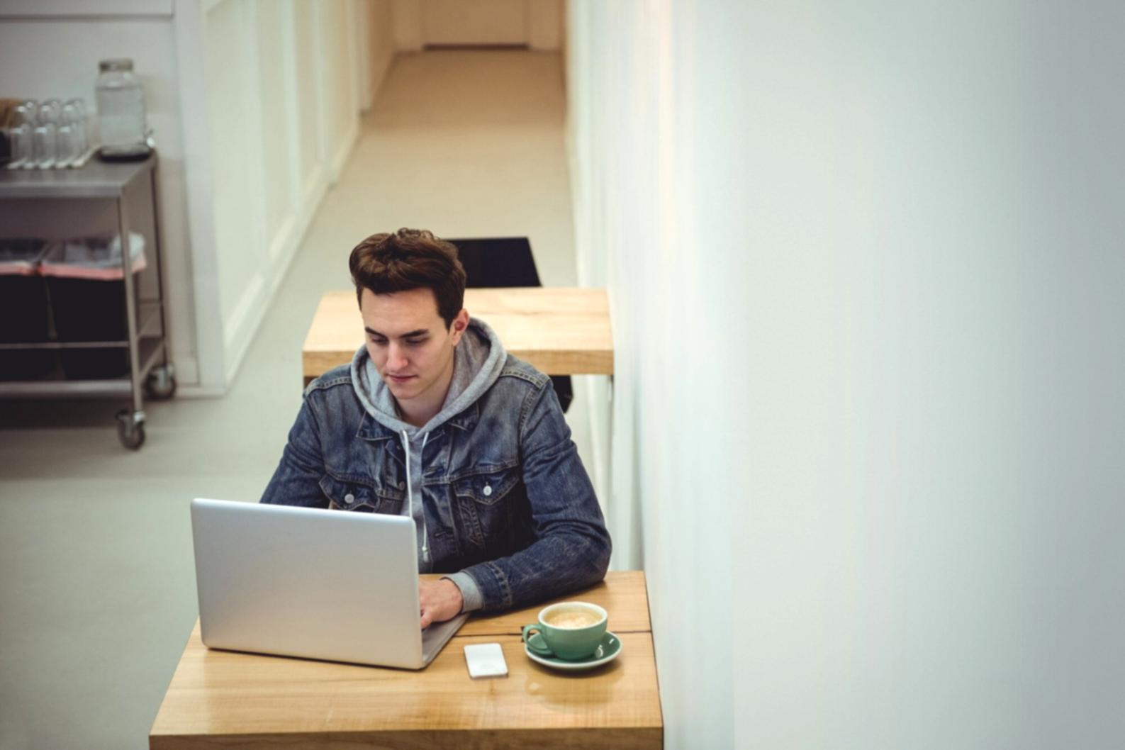 Espacio de trabajo colaborativo mostrando análisis financiero